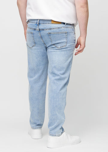 Heller Denim regular jeans von hinten an einem Plus-Size-Model gesehen, sodass man das gesamte Produkt sehen kann.
