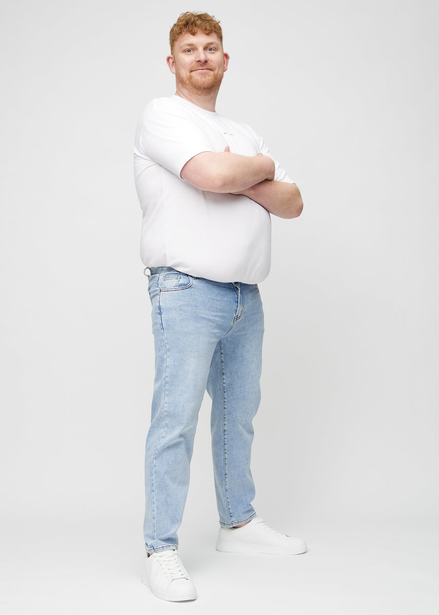 Ganzkörperbild eines Plus-Size-Models in hellem Denim regular jeans.