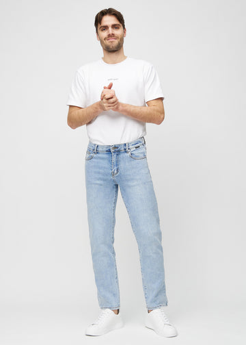 Ganzkörperbild eines Models in hellem Denim regular jeans.