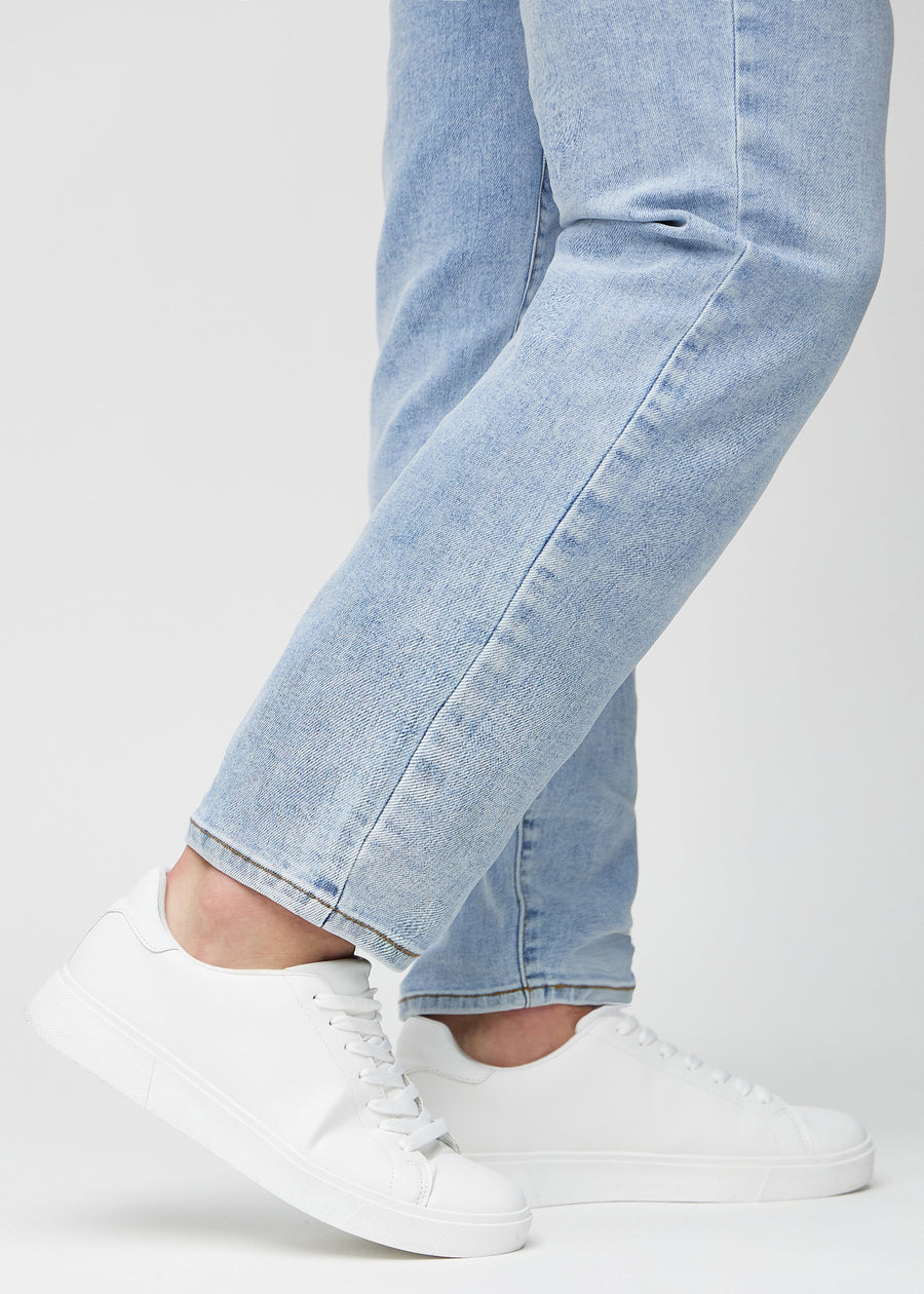Die Knöchel eines Models, sodass man sehen kann, wie locker die Jeans sitzt.