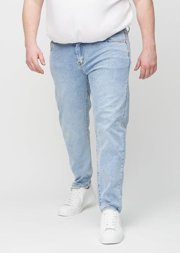 Heller Denim regular jeans, Modellname Waves, die an einem Plus-Size-Model am Bein gerade nach unten fällt, von vorne gesehen.