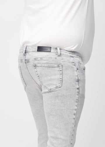 Nahaufnahme von hinten von hellgraue Denim-Jeans im Slim Fit an einem Plus-Size-Model, die Details zeigt.