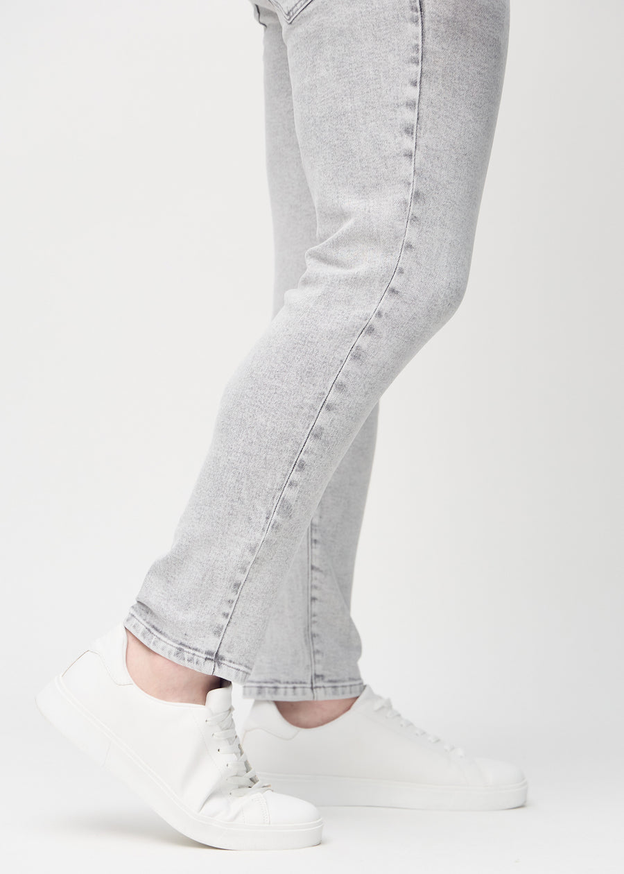 Knöchelbereich eines Plus-Size-Models, der zeigt, wie eng die Jeans anliegen.