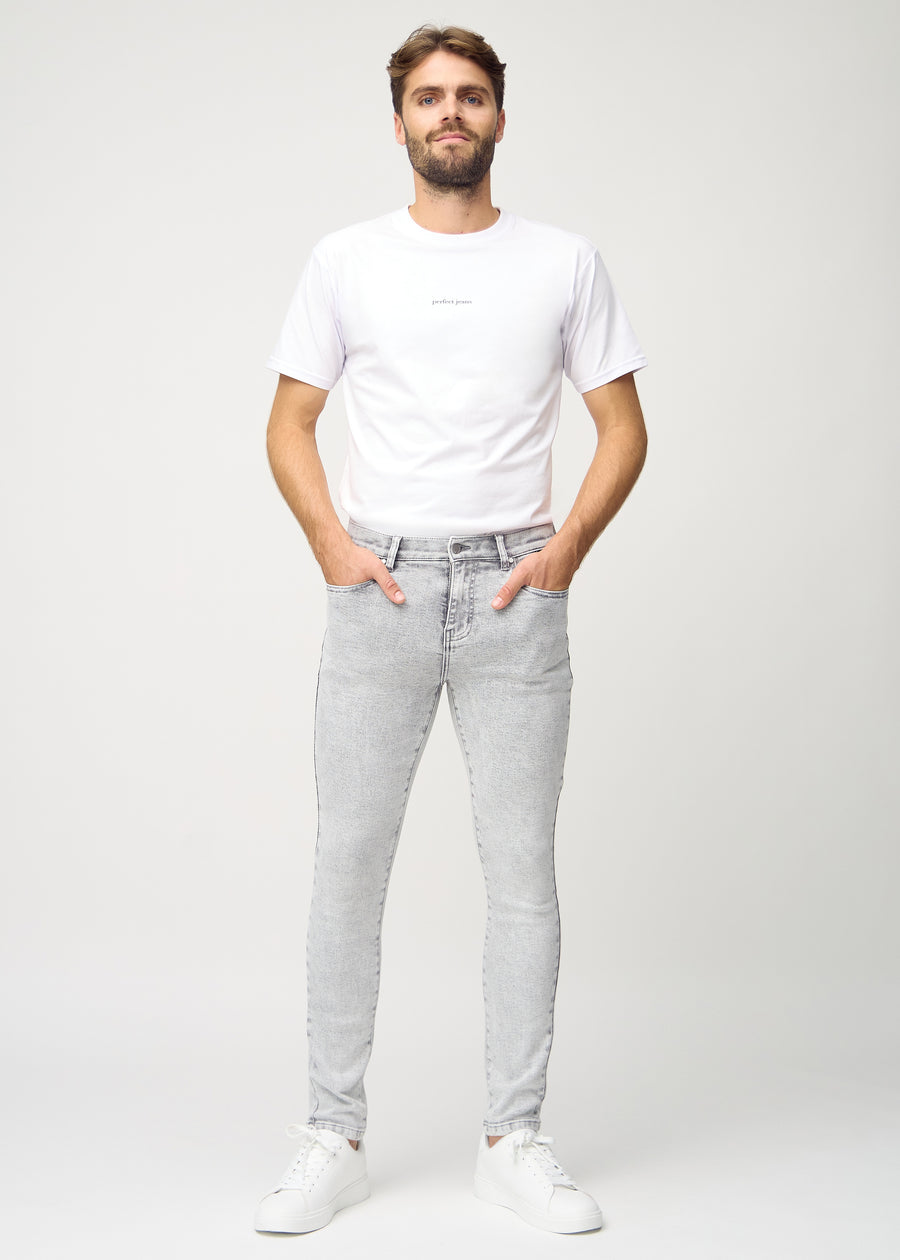 Ganzkörperaufnahme eines Models in hellgraue Denim-Jeans im Slim Fit.