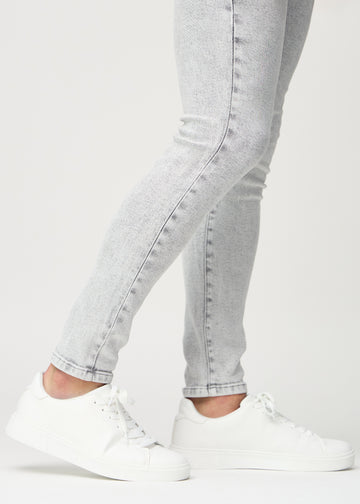 Knöchelbereich eines Models, der zeigt, wie eng die Jeans anliegen.