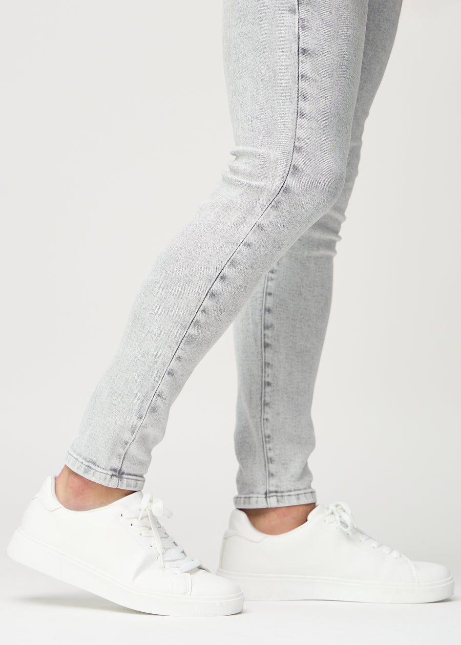 Knöchelbereich eines Models, der zeigt, wie eng die Jeans anliegen.