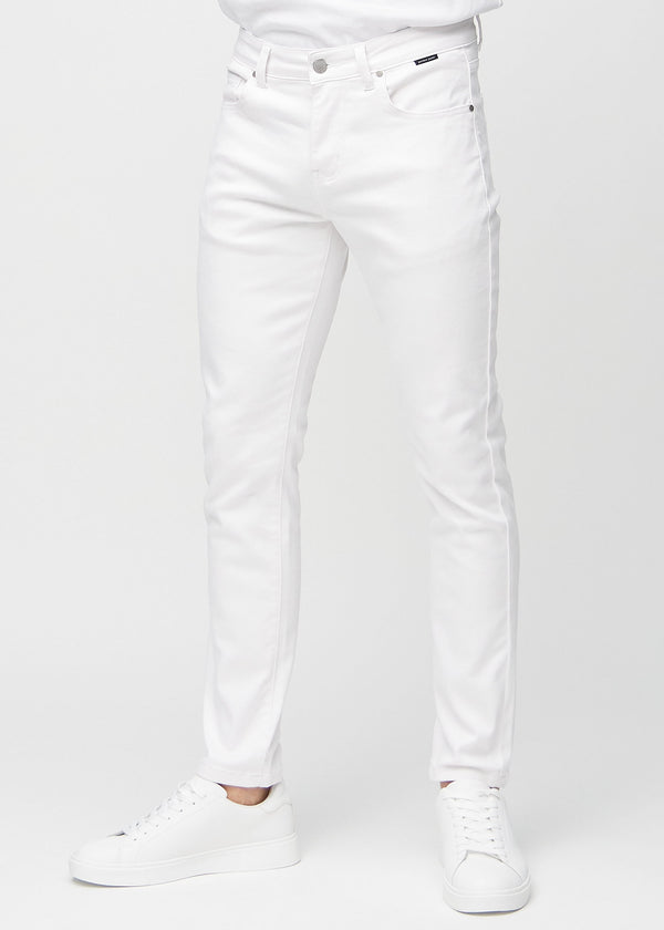 Weiße Jeans im Slim Fit, Modell Marguerites, die eng an den Beinen anliegen, von vorne gesehen.