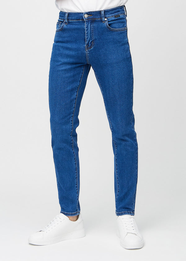 Dunkelblaue Denim-Jeans im Slim Fit, Modell Oceans, die eng an den Beinen anliegen, von vorne gesehen.
