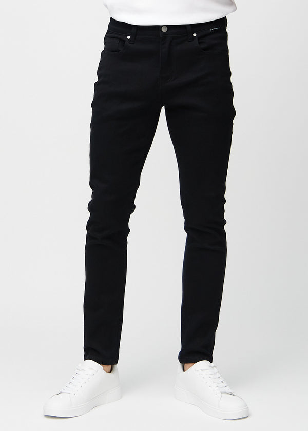 Schwarze Jeans im Slim Fit, Modell Ravens, die eng an den Beinen anliegen, von vorne gesehen.
