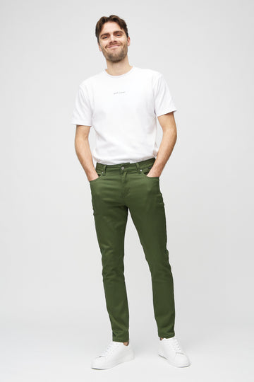 Fuldt billede af model i mørkegrønne slim jeans.
