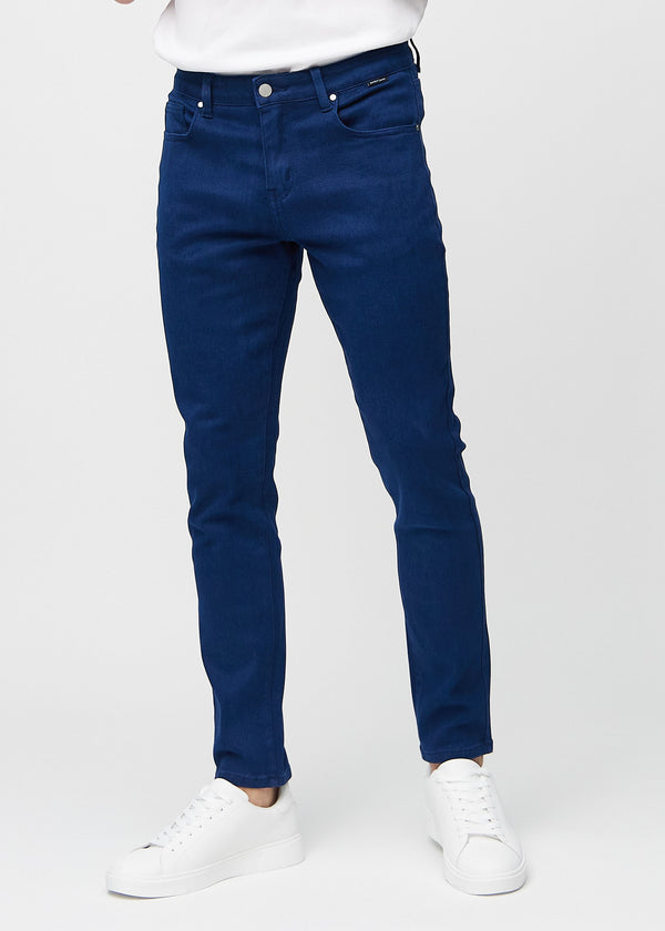 Dunkelblaue Jeans im Slim Fit, Modell Royals, die eng an den Beinen anliegen, von vorne gesehen.