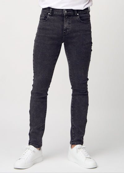 Dunkelgraue Denim-Jeans im Slim Fit, Modell Shadows, die eng an den Beinen anliegen, von vorne gesehen.