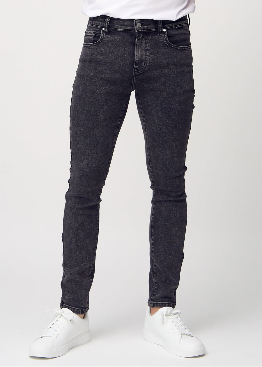 Dunkelgraue Denim-Jeans im Slim Fit, Modell Shadows, die eng an den Beinen anliegen, von vorne gesehen.