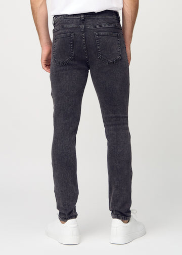 Dunkelgraue Denim-Jeans im Slim Fit, von hinten gesehen, um die gesamte Jeans zu zeigen.
