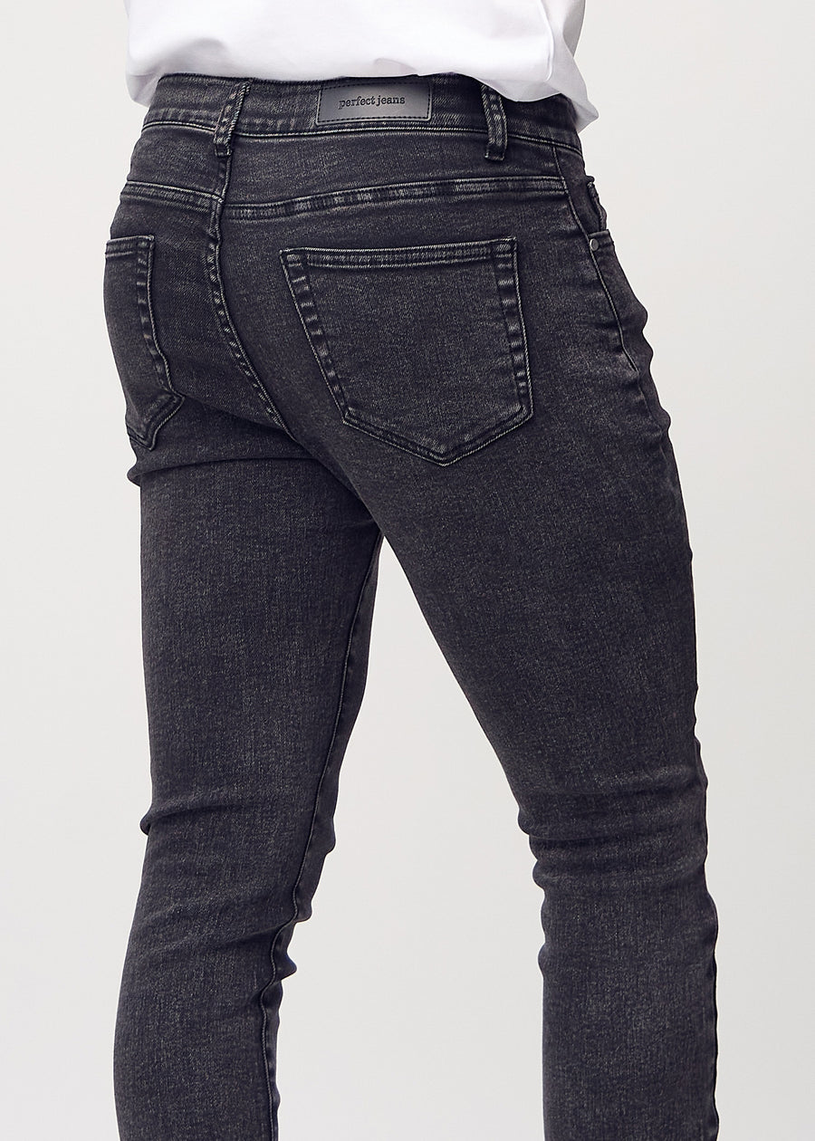 Nahaufnahme von hinten von dunkelgraue Denim-Jeans im Slim Fit, die Details zeigt.