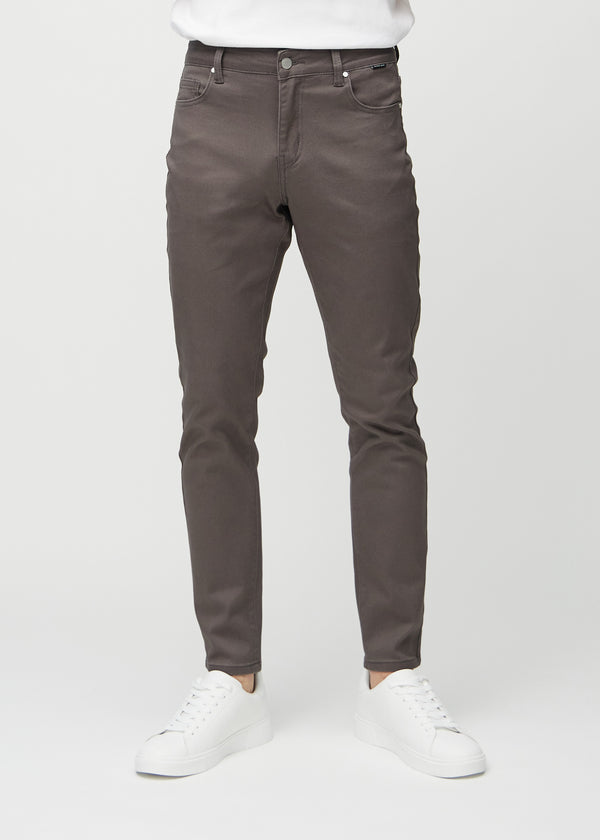 Graubraune Jeans im Slim Fit, Modell Thunders, die eng an den Beinen anliegen, von vorne gesehen.