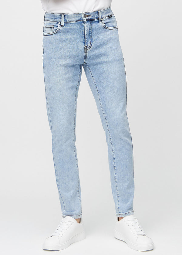 Hellblaue Denim-Jeans im Slim Fit, Modell Waves, die eng an den Beinen anliegen, von vorne gesehen.