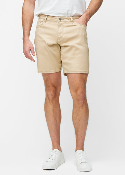 Beige Shorts für Herren in der Farbe Gazelles mit Regular-Passform, die natürlich an der Hüfte sitzen und Luft um die Oberschenkel lassen, von vorne gesehen.