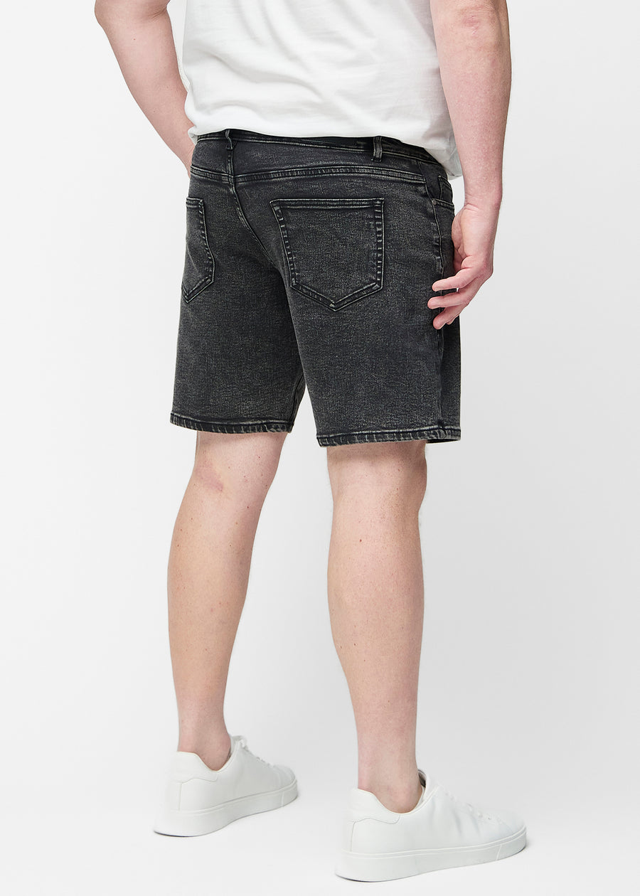 Dunkelgraue Denim-Shorts für Herren in der Farbe Shadows von hinten am Plus-Size-Modell gesehen.