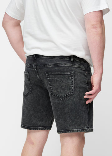 Dunkelgraue Denim-Shorts für Herren in der Farbe Shadows von hinten in Nahaufnahme am Plus-Size-Modell.