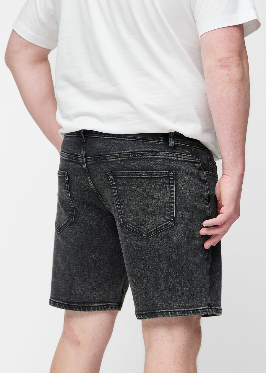 Dunkelgraue Denim-Shorts für Herren in der Farbe Shadows von hinten in Nahaufnahme am Plus-Size-Modell.