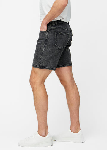 Dunkelgraue Denim-Shorts für Herren in der Farbe Shadows mit Regular-Passform von der Seite am Modell gesehen.
