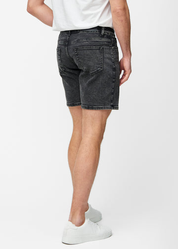 Dunkelgraue Denim-Shorts für Herren in der Farbe Shadows mit Regular-Passform von der Seite am Plus-Size-Modell gesehen.