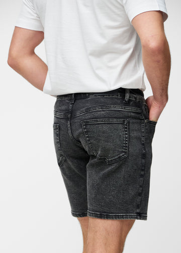 Dunkelgraue Denim-Shorts für Herren in der Farbe Shadows von hinten in Nahaufnahme, um Passform und Details zu zeigen.