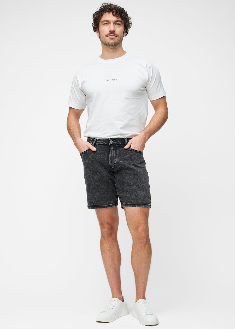 Ganzkörperbild eines Modells in dunkelgrauen Denim-Shorts für Herren in der Farbe Shadows mit Regular-Passform.
