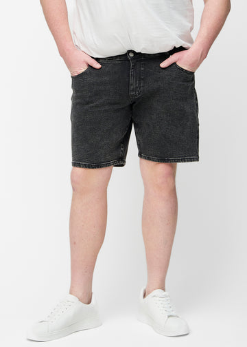 Ganzkörperbild eines Modells in dunkelgrauen Denim-Shorts für Herren in der Farbe Shadows mit Regular-Passform.
