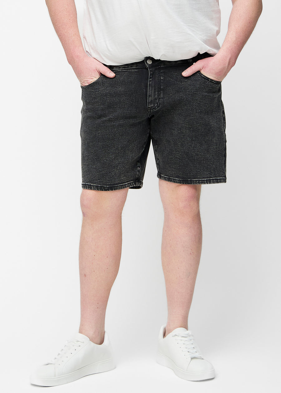Ganzkörperbild eines Modells in dunkelgrauen Denim-Shorts für Herren in der Farbe Shadows mit Regular-Passform.