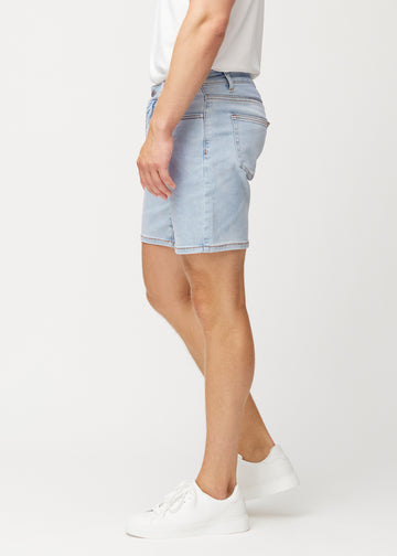 Hellblaue Denim-Shorts für Herren in der Farbe Waves mit regular Passform, von der Seite am Model gesehen.