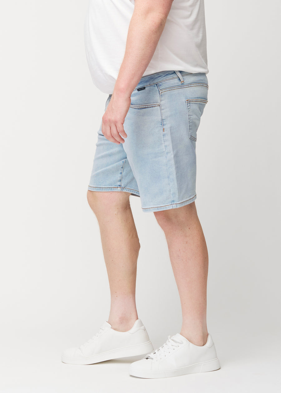 Hellblaue Denim-Shorts für Herren in der Farbe Waves mit regular Passform, von der Seite an einem Plus-Size-Model gesehen.
