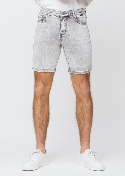 Hellgraue Denim-Middle-slim-Shorts, die gerade am Oberschenkel sitzen und knapp über dem Knie enden, von vorne gesehen.