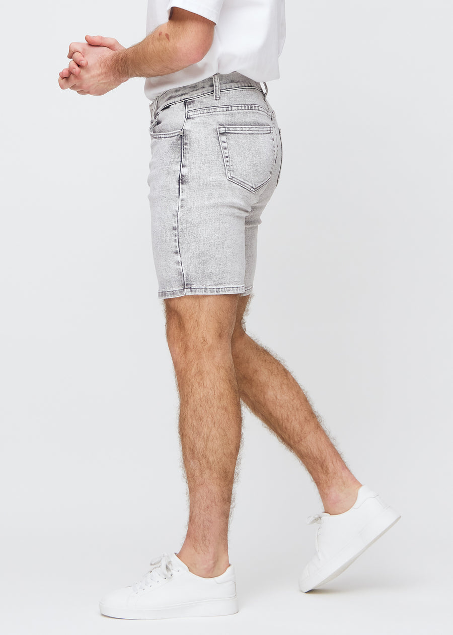 Hellgraue Denim-Middlelslim-Shorts an einem Model von der Seite gesehen.