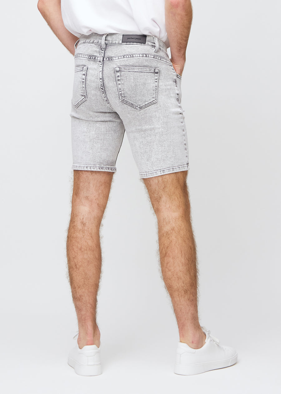 Hellgraue Denim-Middle-slim-Shorts von hinten gesehen, sodass man das gesamte Produkt sehen kann.