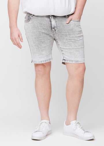 Hellgraue Denim-Middle-slim-Shorts, die gerade am Oberschenkel sitzen und knapp über dem Knie enden, an einem Plus-Size-Model von vorne gesehen.