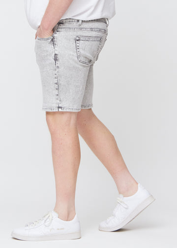 Hellgraue Denim-Middle-slim-Shorts an einem Plus-Size-Model von der Seite gesehen.
