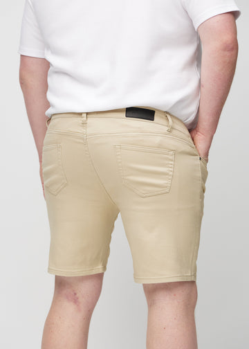 Beige middle-slim Shorts von hinten in Nahaufnahme an einem Plus-Size-Model, um Details zu zeigen.