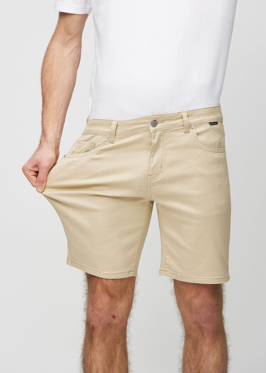 Das Model zieht die Shorts am Oberschenkel, um den Stretch zu zeigen.