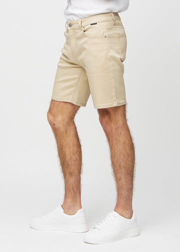 Beige middle-slim Shorts an einem Model von der Seite gesehen.