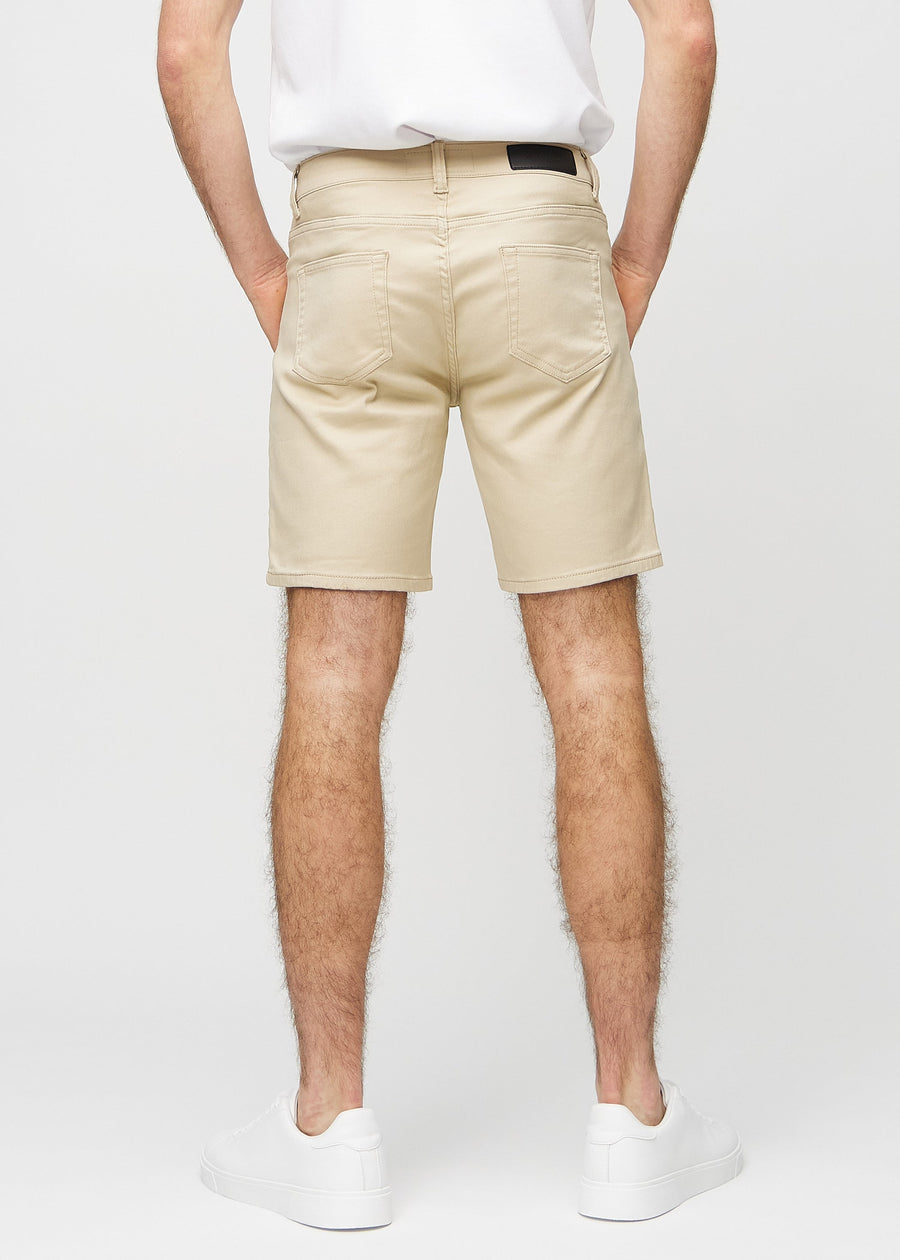 Beige middle-slim Shorts von hinten gesehen, damit man das gesamte Produkt sehen kann.