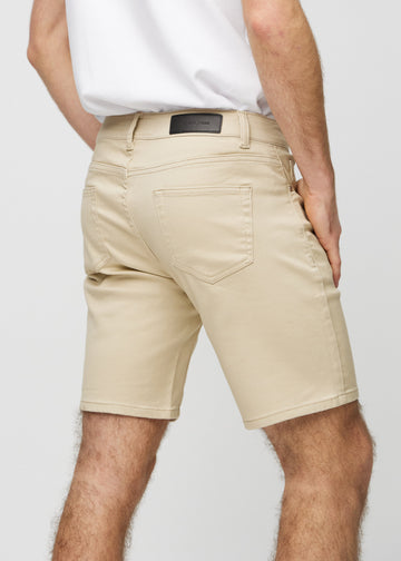 Beige middle-slim Shorts von hinten in Nahaufnahme, um Details zu zeigen.