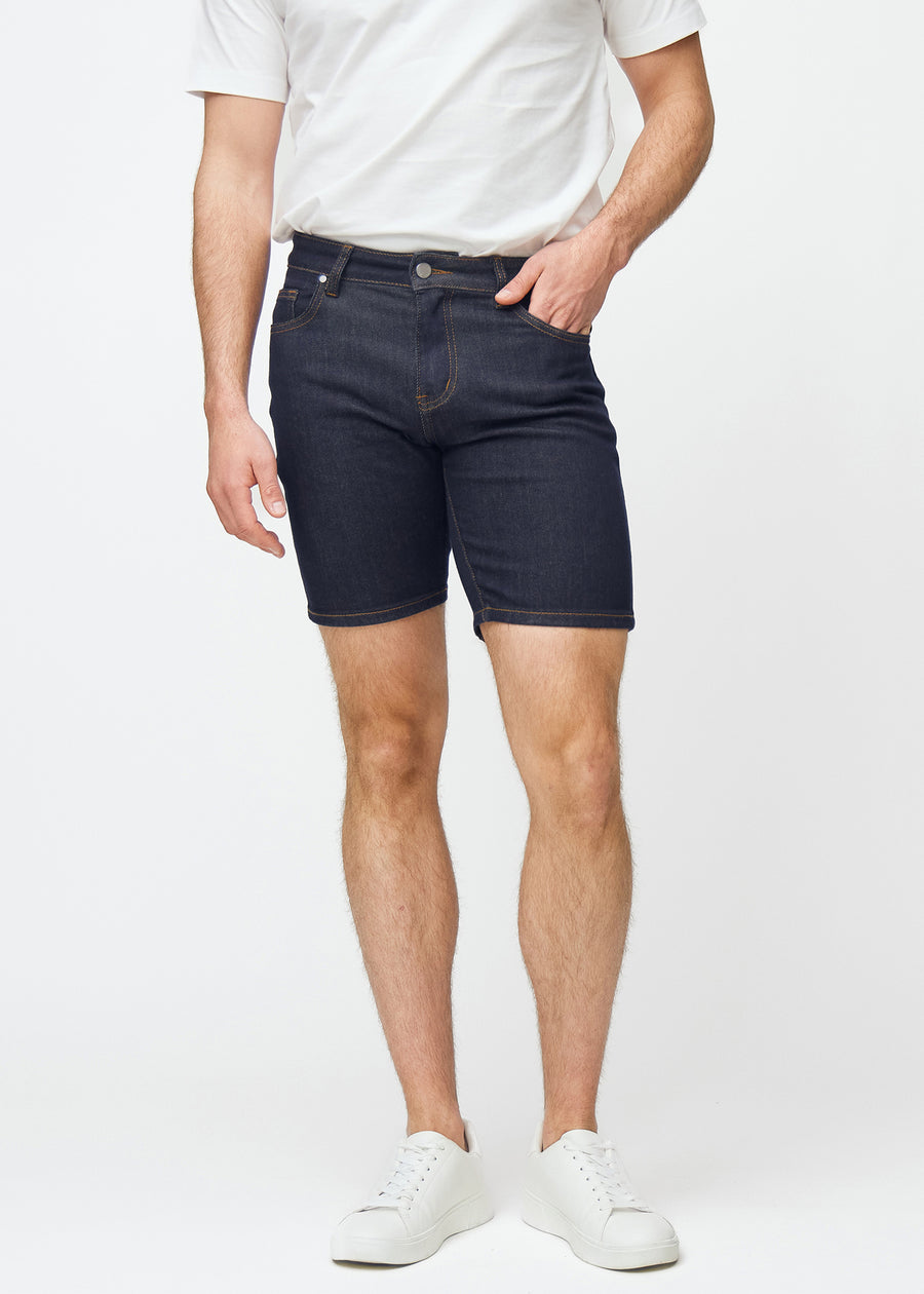 Tief dunkelblaue Denim-Shorts für Herren in der Farbe Midnights mit Slim-Passform, die natürlich an der Hüfte sitzt und den Oberschenkeln enger folgt als Regular, von vorne gesehen.