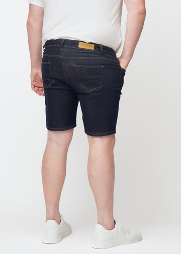 Tief dunkelblaue Denim-Shorts für Herren in der Farbe Midnights von hinten auf einem Plus-Size-Model gesehen.