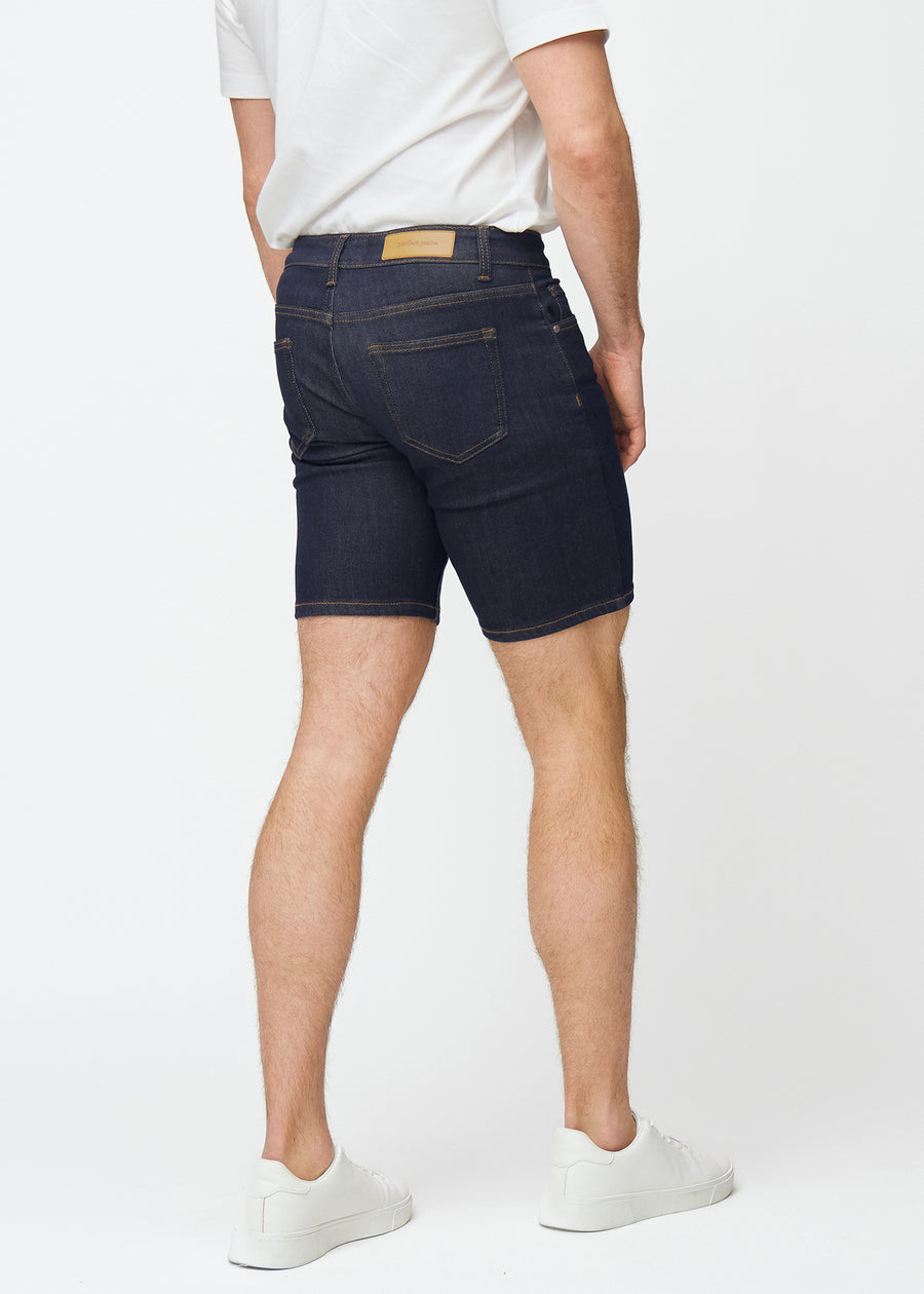 Tief dunkelblaue Denim-Shorts für Herren in der Farbe Midnights von hinten gesehen, sodass die Länge bis knapp über das Knie sichtbar ist.