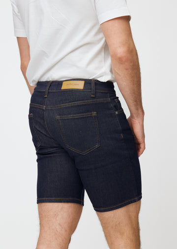 Tief dunkelblaue Denim-Shorts für Herren in der Farbe Midnights von hinten nah aufgenommen, um Passform und Details zu zeigen.
