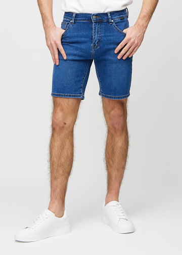 Dunkle Denim-Middle-slim-Shorts, die gerade am Oberschenkel sitzen und knapp über dem Knie enden, von vorne gesehen.