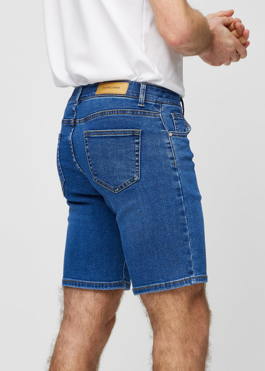 Dunkle Denim-Middle-slim-Shorts von hinten aus der Nähe gesehen, um Details zu zeigen.
