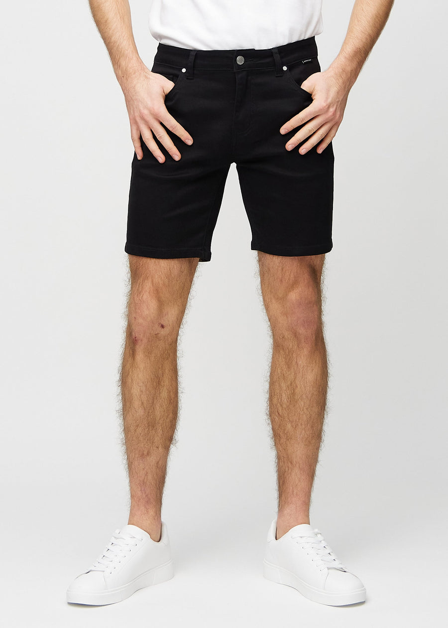 Schwarze middle-slim Shorts, die gerade am Oberschenkel sitzen und knapp über dem Knie enden, von vorne gesehen.